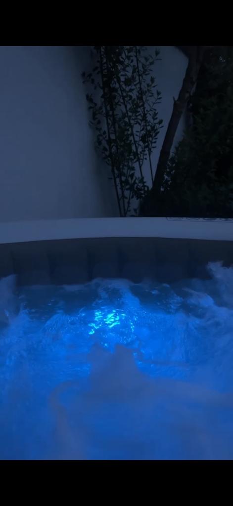 Jacuzzi Intex pour 4 personnes, Jardin & Terrasse, Bains à remous et Spas, Utilisé, Gonflable, Couverture, Tapis de sol, Filtre