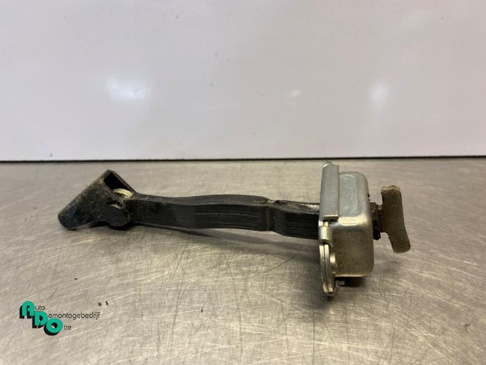 Butée 2portes droite d'un Toyota Yaris (Yaris 2 09-), -, 3 mois de garantie, Toyota, Utilisé