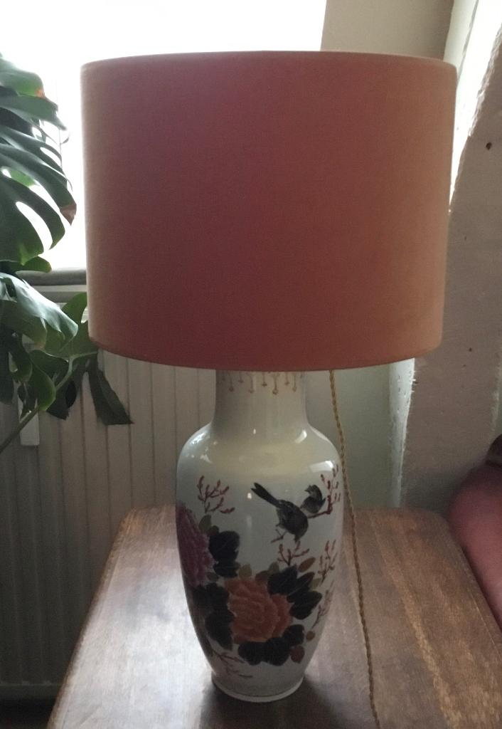 Grote tafellamp met oranje velours lampenkap, Maison & Meubles, Lampes | Lampes de table, Utilisé, 50 à 75 cm, Autres matériaux