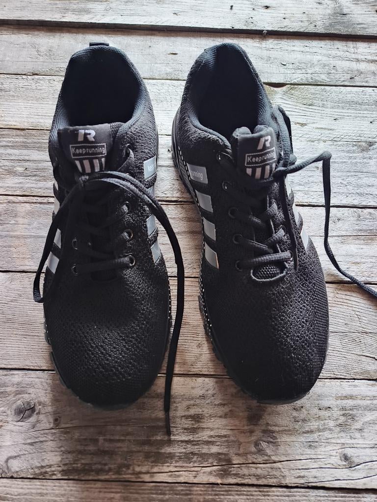 Sneakers noires taille 7 (taille EU 42-43) — Trop bien, Vêtements | Hommes, Chaussures, Comme neuf, Chaussures de sport, Noir