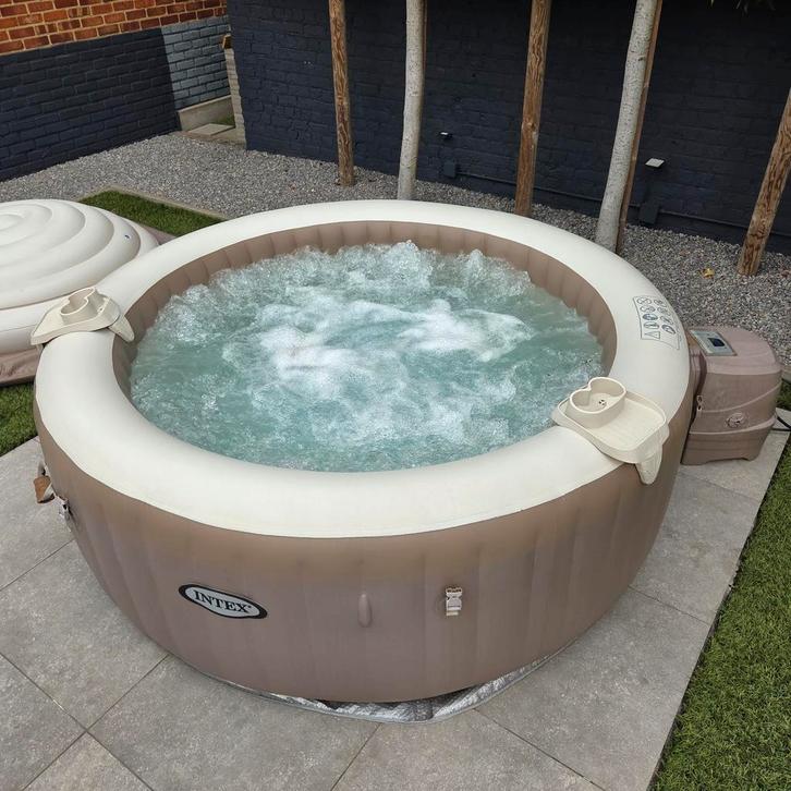 Jacuzzi intex 4 personnes, Jardin & Terrasse, Bains à remous et Spas, Utilisé, Gonflable, Couverture, Tapis de sol, Filtre, Pompe