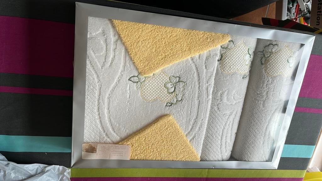 Witte Handdoeken  met klein borduursel en 2  washandjes, Ophalen, Nieuw, Wit, Handdoek