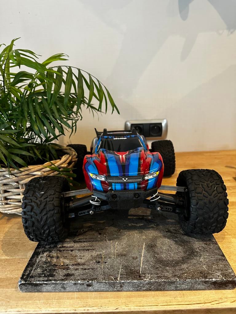 Traxxas Rustler 4x4 amélioré + pièces de rechange, Enlèvement, Comme neuf, Voiture
