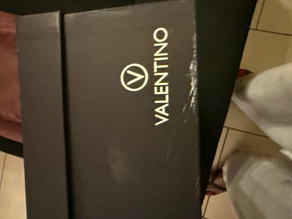 Chaussures de marque Valentino pointure 42, Neuf, Chaussons, Enlèvement, Noir