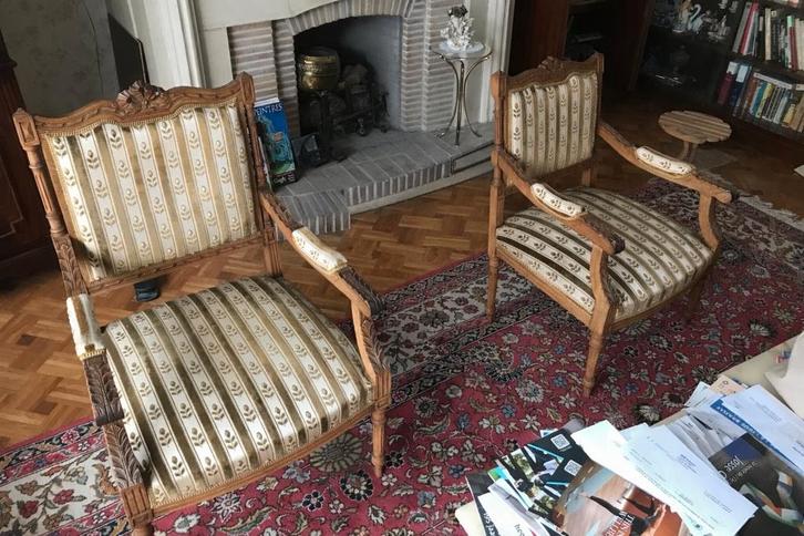 2 antieke fauteuils met houten armleuningen, Huis en Inrichting, Stoelen, Gebruikt, Twee, Hout, Stof, Overige kleuren, Ophalen