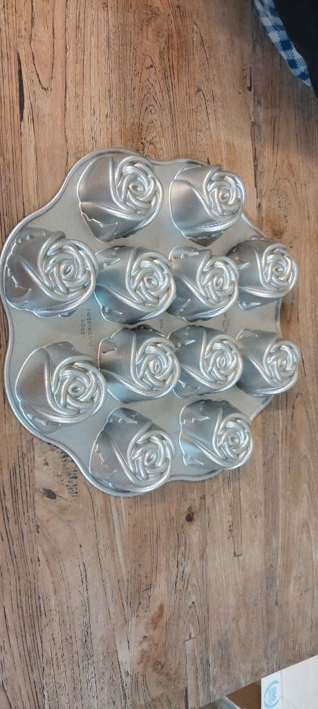 Bakvorm Nordic Ware roosjes, Hobby en Vrije tijd, Ophalen, Zo goed als nieuw, Bakvorm