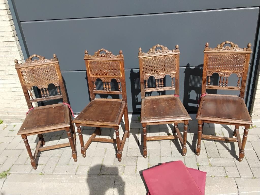 GRATIS 4 stoelen eetkamer hout met kussentje, Huis en Inrichting, Ophalen, Hout