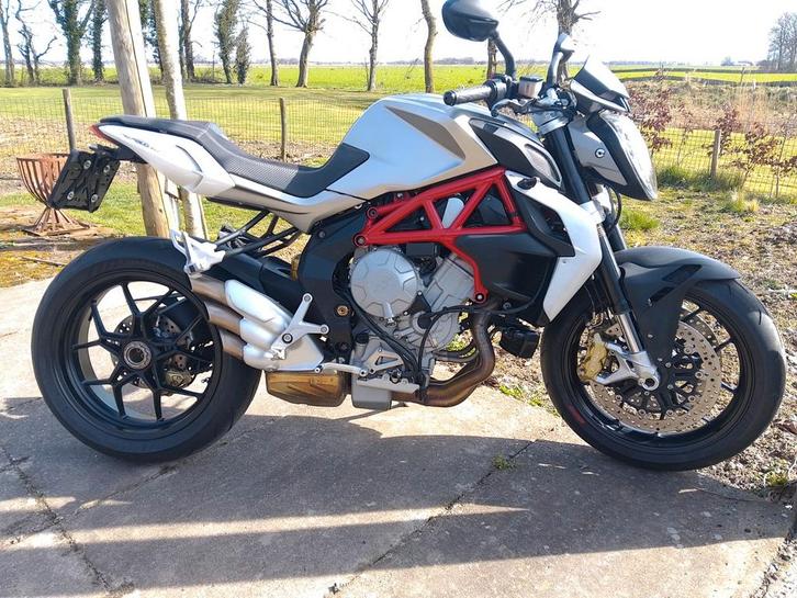 MV Agusta Brutale 800, Motoren, Motoren | MV Agusta, Particulier, Naked bike, meer dan 35 kW, 3 cilinders, Motorrijbewijs A, ABS