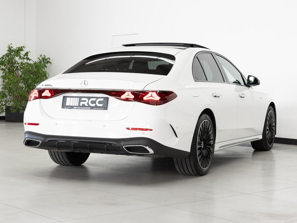 Mercedes-Benz E 300 e AMG Premium Plus Night 20" SUPERSCREEN, Auto's, Automaat, 4 deurs, Gebruikt, Zwart