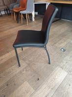 Zwarte stoel in lederlook met ijzeren poten. 1 stuk., Enlèvement