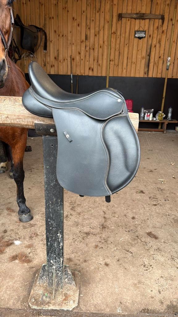Wintec veelzijdigheidszadel - 16,5 inch, Dieren en Toebehoren, Paarden en Pony's | Zadels, Gebruikt, Recreatie, Ophalen
