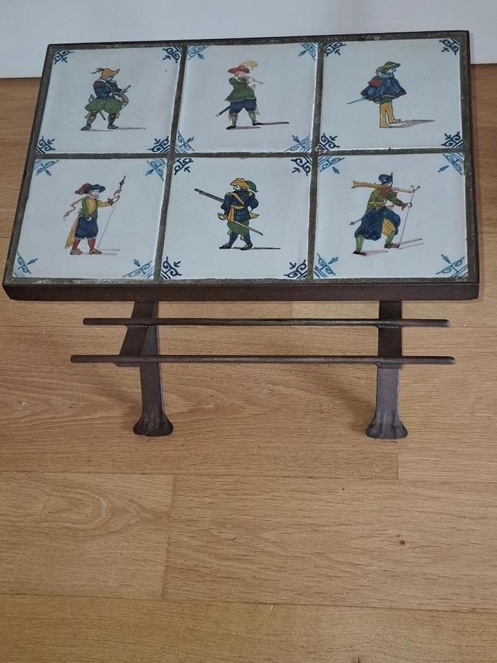 Table d'appoint avec six carreaux de Delft anciens, Antiquités & Art, Antiquités | Meubles | Tables, Enlèvement