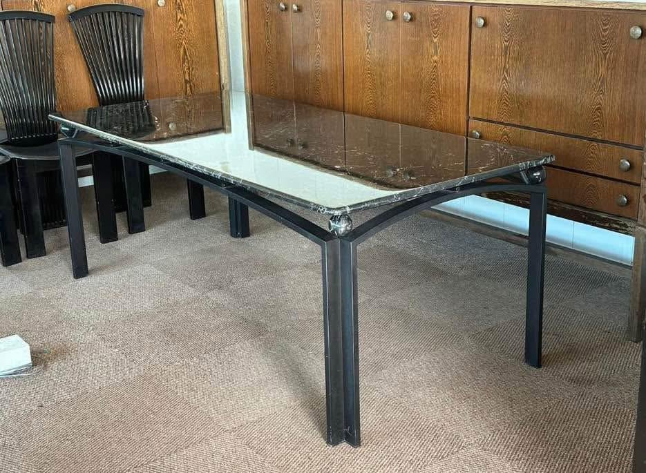 Marble diningtable, Enlèvement