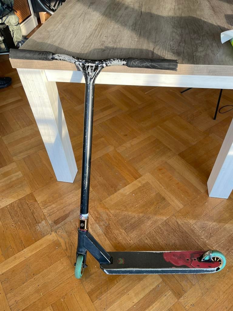 Trotinnette freestyle custom, Vélos & Vélomoteurs, Enlèvement, Comme neuf