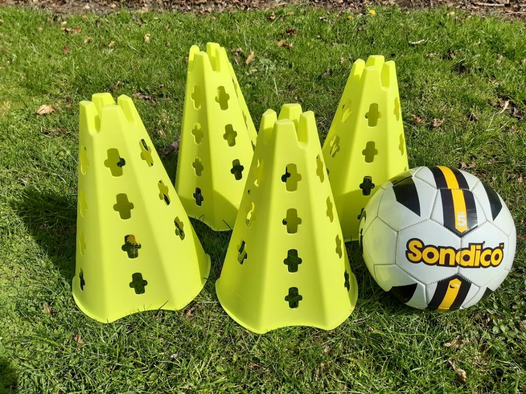 Voetbal met 4 kegels, Sports & Fitness, Football, Enlèvement ou Envoi, Utilisé, Ballon