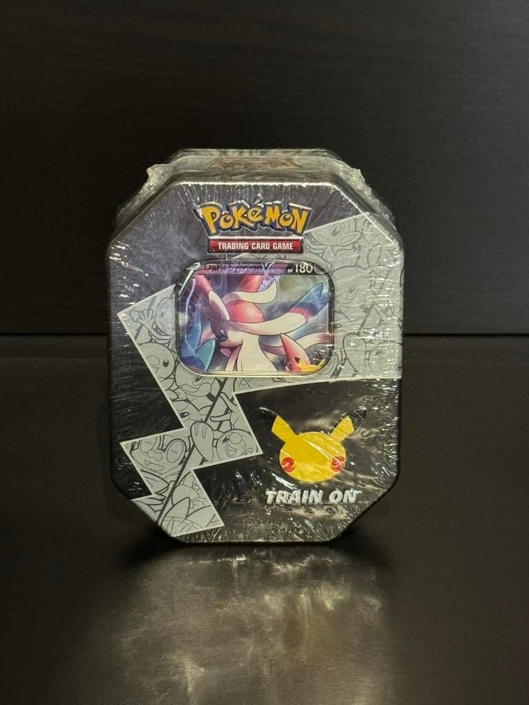 Dark Sylveon V Celebrations Tin, Ophalen of Verzenden, Nieuw, Booster