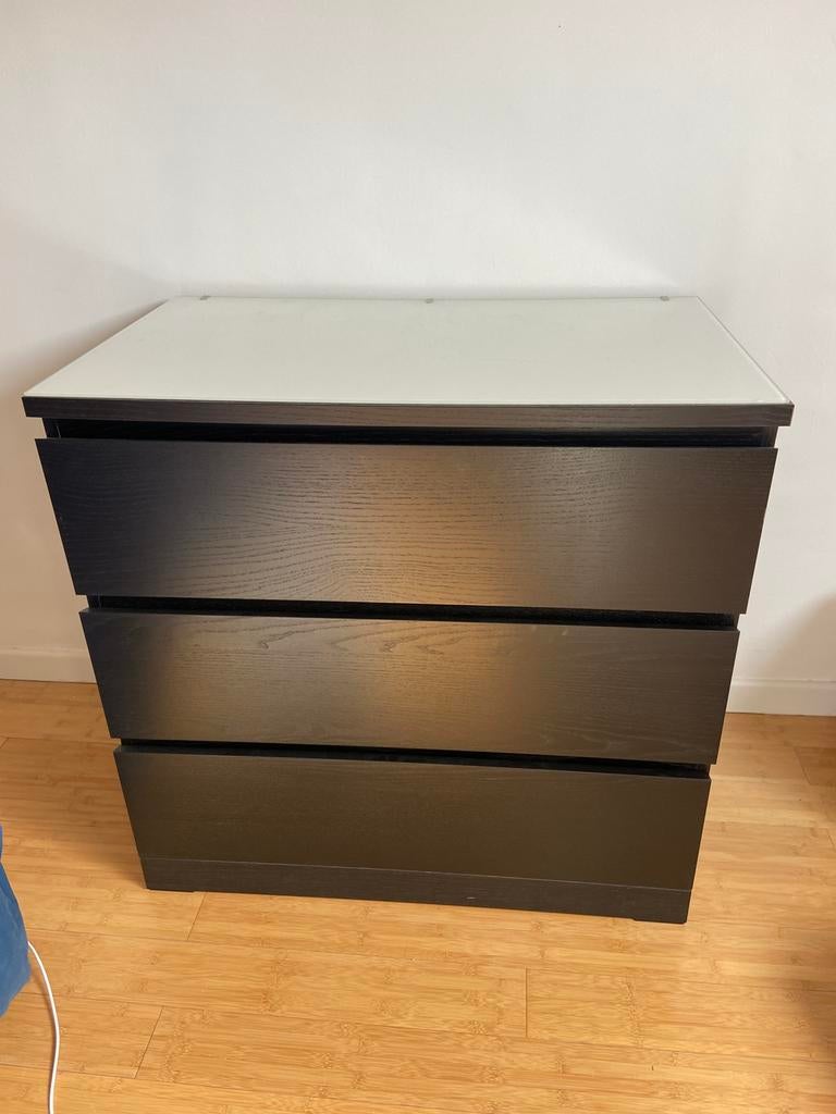 Commode avec plateau en verre IKEA, Maison & Meubles, 3 ou 4 tiroirs, Enlèvement, Comme neuf, Verre