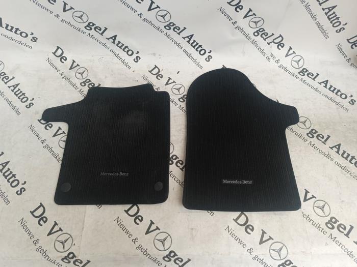 Kit tapis d'un Mercedes Vito, Autos : Pièces & Accessoires, 3 mois de garantie, Utilisé, -, -