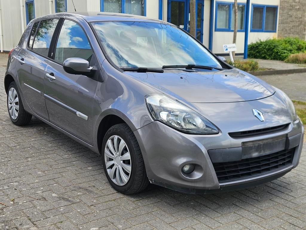 RENAULT CLIO 1.1 BENZINE- KLAAR OM GEREGISTREERD TE WORDEN, Auto's, Euro 5, Handgeschakeld, Clio, Particulier