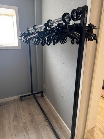 Kledingrek op wieltjes ( 1 geheel ) gelast – 1m70 b x 1m70 h beschikbaar voor biedingen