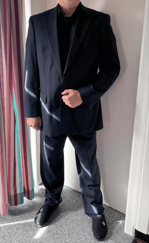 Donkerblauw herenkostuum met lichtblauwe streepjes, Kleding | Heren, Kostuums en vesten, Gedragen, Maat 48/50 (M), Blauw, Ophalen of Verzenden