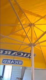 grand parasol Ricard, Jardin & Terrasse, Parasols, Comme neuf, Parasol sur pied, Enlèvement, 3 à 4 mètres