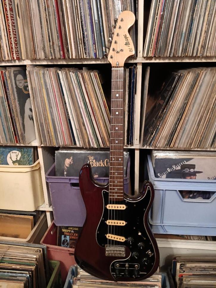 stratocaster el maya met actieve elektronica, Muziek en Instrumenten, Snaarinstrumenten | Gitaren | Elektrisch, Gebruikt, Solid body