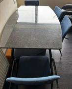 Designtafel met Jasberggranietblad en 4 designstoelen GRATIS, Huis en Inrichting, Tafels | Eettafels, Ophalen, Overige materialen