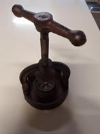 Gietijzeren notenkraker, Ophalen