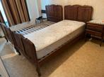2 Bretoense eiken bedjes met 1 nachttafel., Antiek en Kunst, Ophalen
