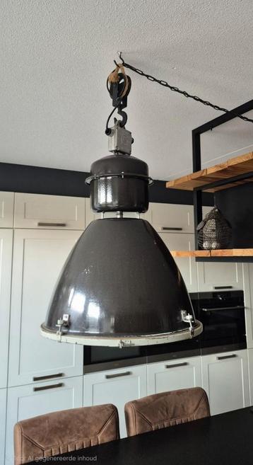 2 Antieke Industriële lampen.  beschikbaar voor biedingen