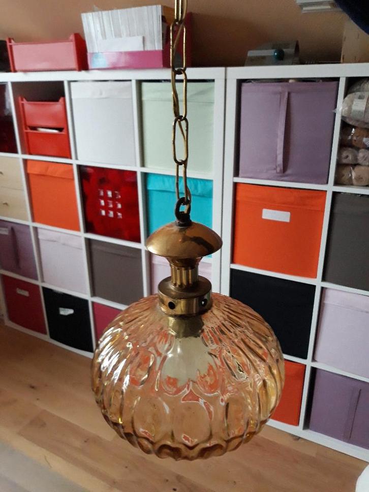 Lustre boule sculptée jaune., Maison & Meubles, Lampes | Lustres, Comme neuf, Verre, Enlèvement