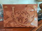 ELEGANTE BEIGE LEDEREN HANDTAS met prachtig motief, Handtassen en Accessoires, Tassen | Damestassen, Ophalen, Zo goed als nieuw