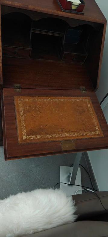 Secretaire beschikbaar voor biedingen