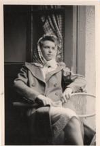 Portretfoto van zittende vrouw (jaren 1940) 6 x 9 cm, Gebruikt, Foto, Ophalen of Verzenden, 1940 tot 1960