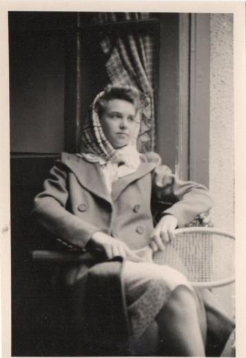 Portretfoto van zittende vrouw (jaren 1940) 6 x 9 cm beschikbaar voor biedingen