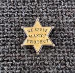 PIN - WE SERVE AND PROTECT - POLICE - POLITIE, Verzamelen, Verzenden, Gebruikt, Overige onderwerpen, Speldje of Pin