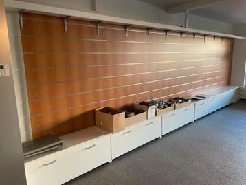 Wanden met hangers, legplanken, circa 11 lopende meter beschikbaar voor biedingen