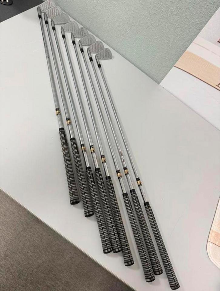 Ensemble golf MacGregor VIP Tourney V-Foil 3-9 clubs Pirons, Sports & Fitness, Golf, Comme neuf, Set, Enlèvement ou Envoi