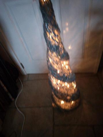 Zilverkleurige piramide kerstboom met verlichting beschikbaar voor biedingen
