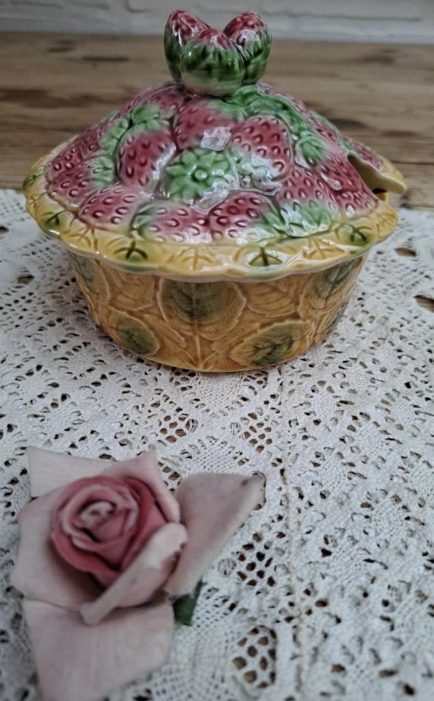 Franse brocante marjolica  jampot Sarreguemines, aardbeien, Antiek en Kunst, Curiosa en Brocante, Ophalen of Verzenden