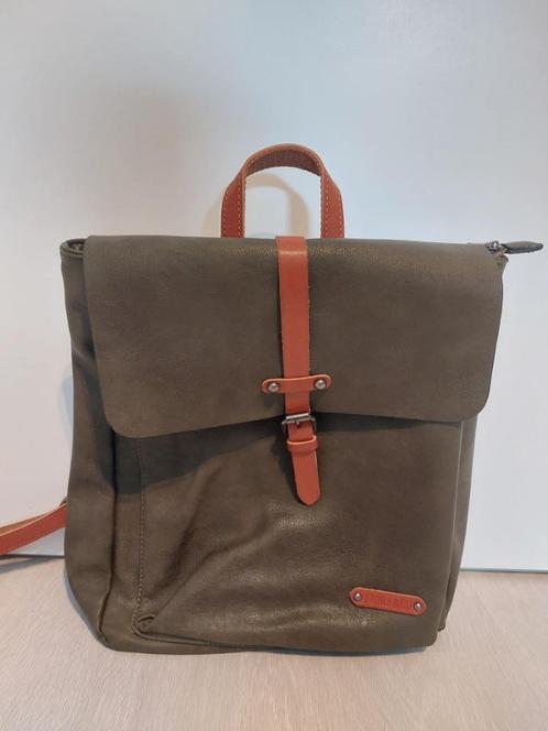 Rugzak Flora & Co met flap en magneetsluiting groen, Bijoux, Sacs & Beauté, Sacs | Sacs à dos, Comme neuf, Autres marques, 25 à 40 cm