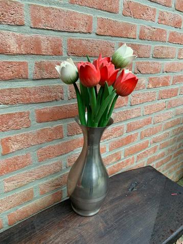 Metalen vaas met houten tulpen