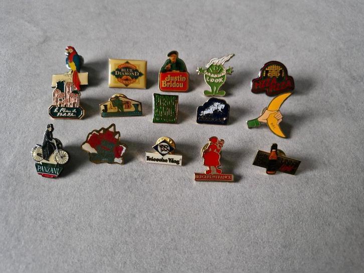 pins €1 per stuk, Collections, Broches, Pins & Badges, Insigne ou Pin's, Marque, Enlèvement ou Envoi