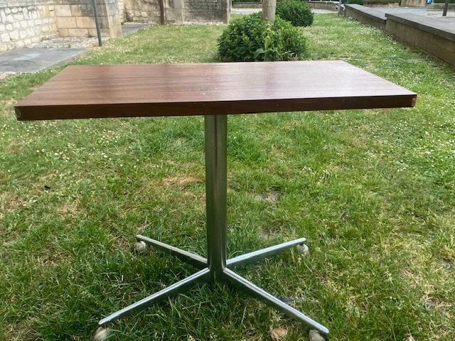 TABLE DE TV VINTAGE, TABLE BASSE SUR ROULETTES. ANNÉES 70., Maison & Meubles, Tables | Tables de salon, Utilisé, 50 à 75 cm, 50 à 100 cm