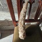 Dent sculptée avec des animaux, des singes et des éléphants, Enlèvement ou Envoi