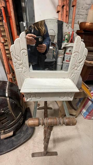 Hangende kaptafel beschikbaar voor biedingen