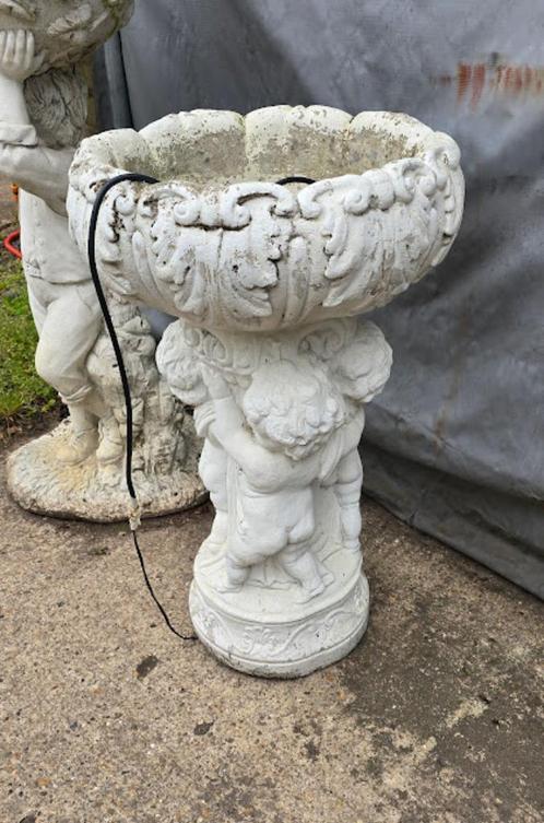 Bloempot op zuil met 3 kindjes rond in beton, Tuin en Terras, Bloempotten, Gebruikt, Beton, Balkon, Tuin, 70 cm of meer, Overige vormen