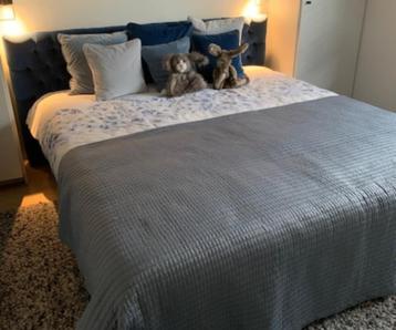 2 persoonsbed + matras + sierkussentjes beschikbaar voor biedingen