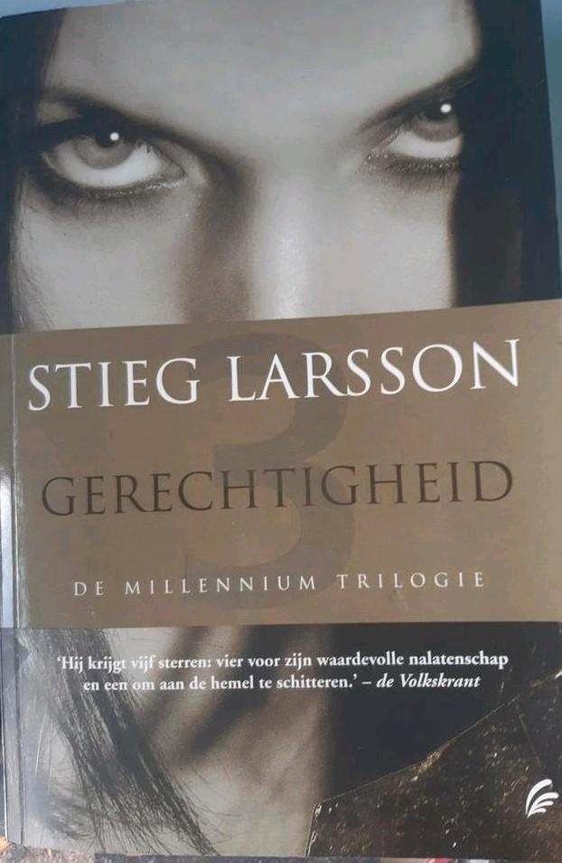 Stieg Larsson - Gerechtigheid, Boeken, Thrillers, Gelezen, Ophalen of Verzenden